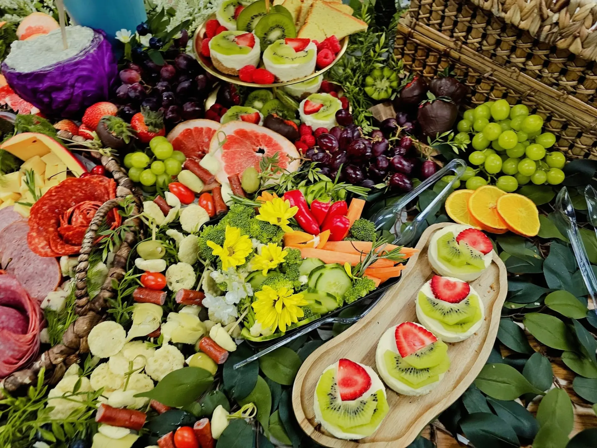 Mini kiwi and strawberry cheesecakes on a Lovepacs grazing table